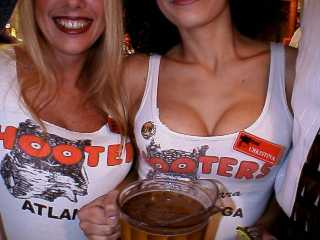 Hooter's Girls!